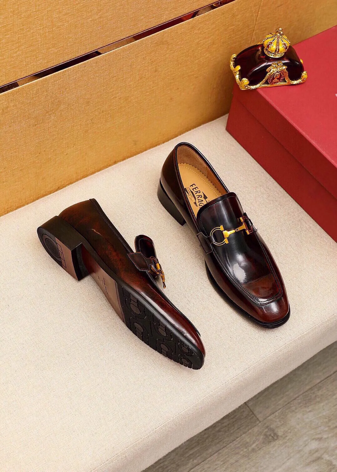Men's shoes 💰520 💐 Product trademark: Ferragamo "Ferragamo" casual leather shoes Regular size: 38-44 (45🉑️customized) Product materials: Selected imported first-layer open-edge beaded cowhide upper + original hardware buckle, imported water-dyed cowhide leather lining. Strong three-dimensional visual effect, combined outsole Color: 3⃣️colors available